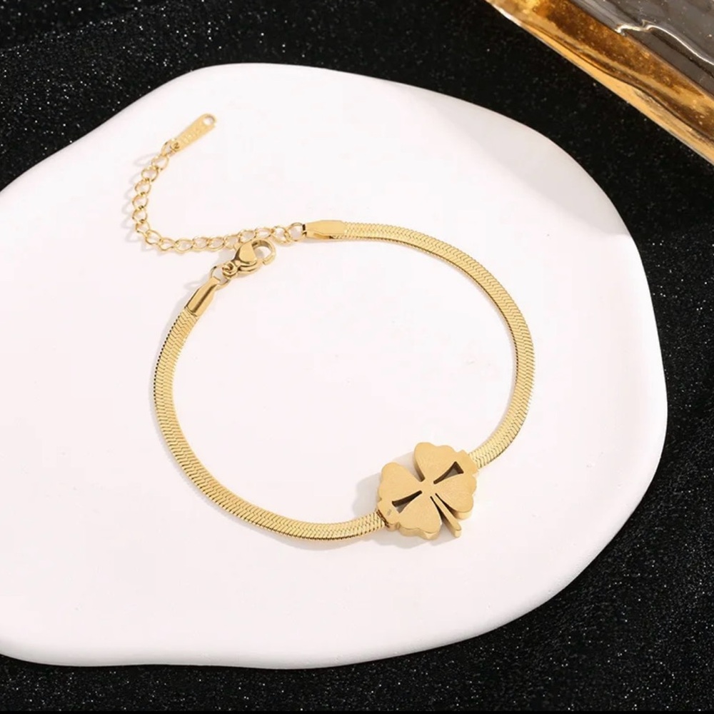 Elegant Gold Bracelet with Clover Charm